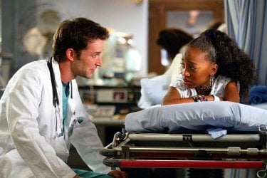 Aysia Polk e Noah Wyle in una scena di E.R. Medici in prima linea