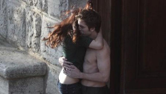 Kristen Stewart E Robert Pattinson A Montepulciano Durante Le Riprese Della Scena Di Un Bacion In New Moon 118640