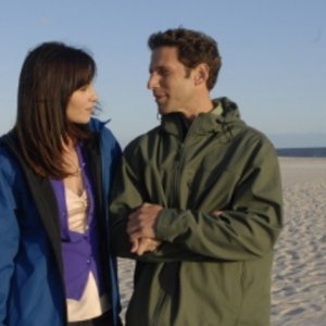 Mark Feuerstein e Jill Flint in una scena del pilot di Royal Pains
