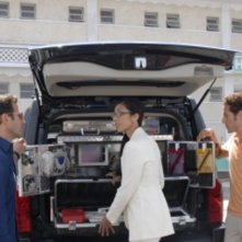 Mark Feuerstein, Reshma Shetty e Paulo Costanzo in una scena del pilot di Royal Pains