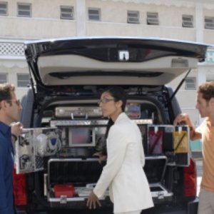 Mark Feuerstein, Reshma Shetty e Paulo Costanzo in una scena del pilot di Royal Pains