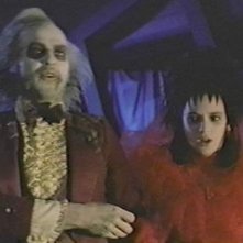 Michael Keaton e Winona Ryder in una scena Beetlejuice - Spiritello porcello