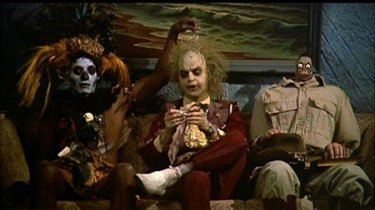 Michael Keaton in una divertente scena di Beetlejuice - Spiritello porcello