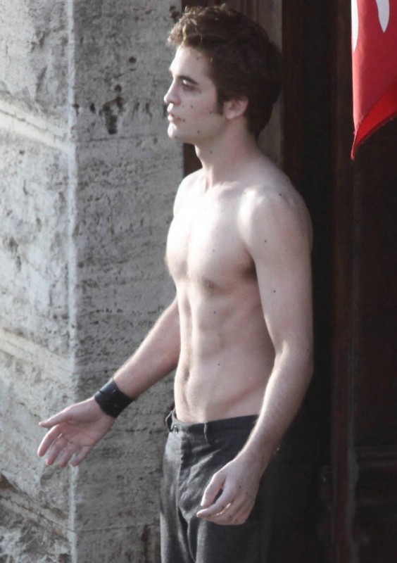 Robert Pattinson A Torso Nudo Durante Le Riprese Di New Moon Sul Set Italiano Del Sequel Di Twilight 118635