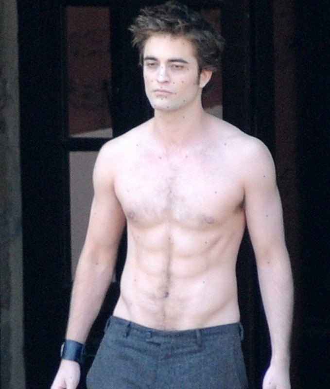 Robert Pattinson A Torso Nudo Durante Le Riprese Di Twilight New Moon Sul Set Italiano Del Film 118639