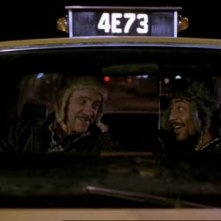 Armin Mueller-Stahl e Giancarlo Esposito in una scena del film Taxisti di notte