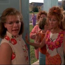 Dianne Wiest, Kathy Baker, Conchata Ferrell e Caroline Aaron in una scena di Edward mani di forbice