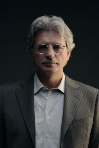 Fabrizio Bentivoglio è Giovanni Baldassi nella miniserie Nel nome del male