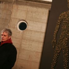 Fabrizio Bentivoglio in una scena della miniserie Nel nome del male