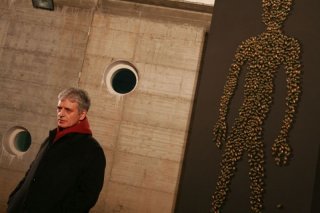 Fabrizio Bentivoglio in una scena della miniserie Nel nome del male
