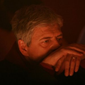 Fabrizio Bentivoglio in una sequenza della miniserie Nel nome del male