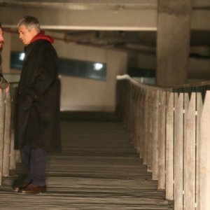 Il regista Alex Infascelli e Fabrizio Bentivoglio sul set della miniserie Nel nome del male