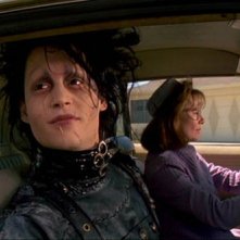 Johhny Depp e Dianne Wiest in una scena di Edward mani di forbice