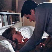 John Cassavetes e Mia Farrow in una sequenza del film Rosemary's baby - Nastro rosso a New York