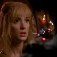 Winona Ryder in una romantica scena del film Edward mani di forbice
