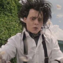 Johnny Depp in una scena del film Edward mani di forbice