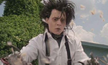 Johnny Depp in una scena del film Edward mani di forbice