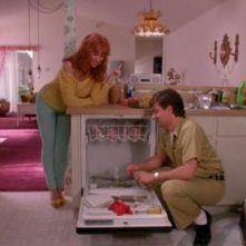 Kathy Baker e Steven Brill in una scena del film Edward mani di forbice