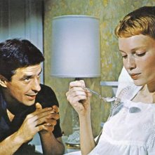 Mia Farrow accanto a John Cassavetes in una scena del film Rosemary's baby - Nastro rosso a New York