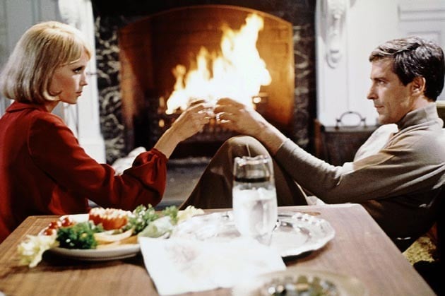 Mia Farrow con John Cassavetes in una scena del film Rosemary's baby - Nastro rosso a New York