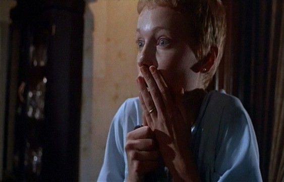 Mia Farrow è Rosemary Woodhouse nel film Rosemary's baby - Nastro rosso a New York