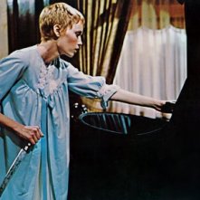 Mia Farrow in una scena del film Rosemary's baby - Nastro rosso a New York