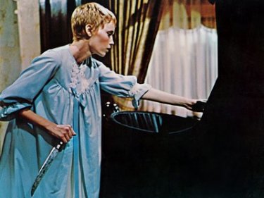 Mia Farrow in una scena del film Rosemary's baby - Nastro rosso a New York