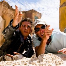 Shia LaBeouf e il regista Michael Bay sul set del film Transformers - La vendetta del caduto
