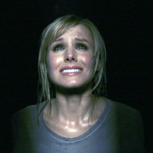 Un primo piano dell'attrice Kristen Bell, in una scena del film Pulse
