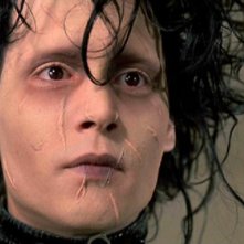 Un primo piano di Johnny Depp nel film Edward mani di forbice