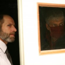 Vitaliano Trevisan e Fabrizio Bentivoglio in una scena della miniserie Nel nome del male