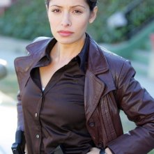 Sarah Shahi in una foto promozionale per la prima serie di 'Life'