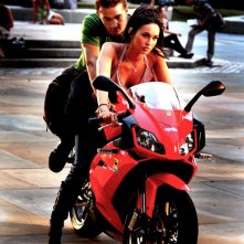 Megan Fox con Shia LaBeouf in una scena del film Transformers - La vendetta del caduto