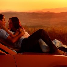 Megan Fox tra le braccia di Shia LaBeouf in una scena del film Transformers