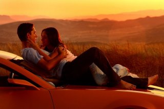 Megan Fox tra le braccia di Shia LaBeouf in una scena del film Transformers