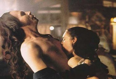 Gary Oldman con Winona Ryder in una sensualissima scena del film Dracula di Bram Stoker