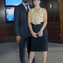 Jesse L. Martin e Neve Campbell in una foto promozionale della serie TV The Philanthropist