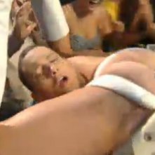 MTV Movie Awards 2009: Sacha Baron Cohen, travestito da angelo, si lancia addosso a Eminem, che non sembra troppo entusiasta.