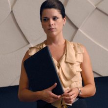 Neve Campbell nel ruolo di Olivia Maidstone nella serie TV The Philanthropist
