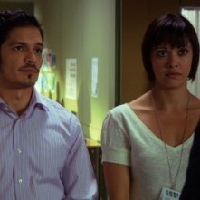 Nicholas Gonzalez e Marisa Ramirez nel pilot della serie Mental