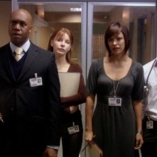 Nicholas Gonzalez, Marisa Ramirez, Jacqueline McKenzie e Derek Webster nell'episodio A Beautiful Delusion di Mental