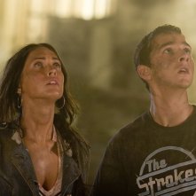 Shia LaBeouf con Megan Fox in una scena del film Transformers