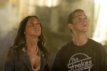 Shia LaBeouf con Megan Fox in una scena del film Transformers