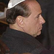 Silvio Berlusconi indossa la kippah ad una cerimonia religiosa.