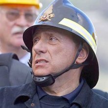 Silvio Berlusconi indossa un copricapo da vigile del fuoco