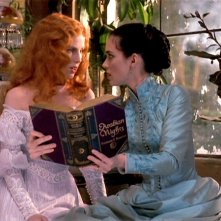 Winona Ryder con Sadie Frost in una scena del film Dracula di Bram Stoker