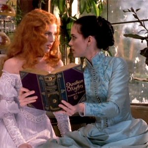 Winona Ryder con Sadie Frost in una scena del film Dracula di Bram Stoker