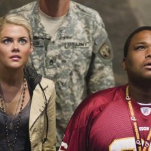 Rachael Taylor e Anthony Anderson in una scena del film Transformers