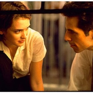 Ben Stiller e Winona Ryder in una scena del film Giovani, carini e disoccupati