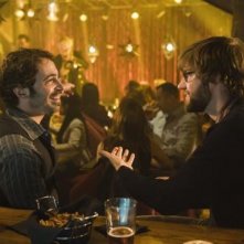 Chris Messina e John Krasinski in una scena del film Away We Go